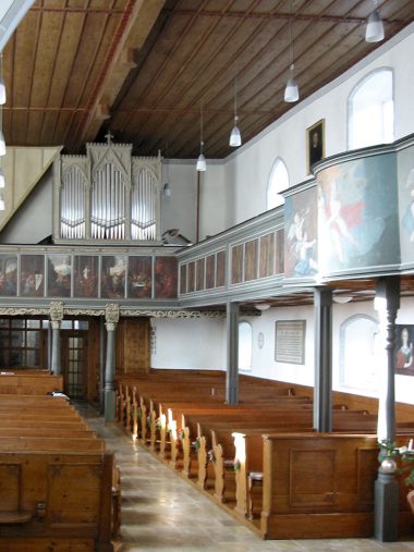 Holzkirch - Kirchenraum.JPG