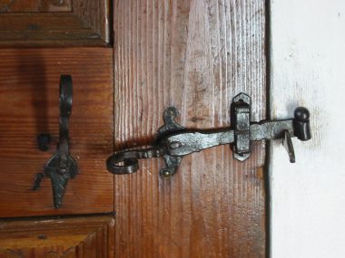 Holzkirch - Türdetail.JPG